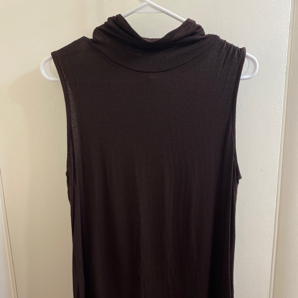 Mock turtle neck sleeveless shirt
